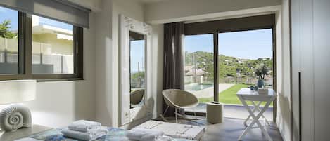 Lavender - Elaia Luxury Ground Floor Suite with Private Pool and Garden | Vue de la chambre
