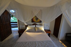 Quarto casal superior, 1 quarto | Frigobar, individualmente decorados, cortinas blackout