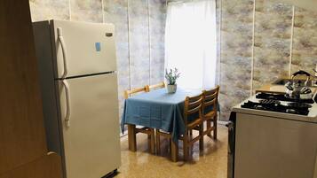 雪櫃、微波爐、焗爐、爐具