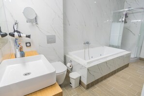 Luxury Villa, Sea View | Bathroom | Separate bathtub and shower, deep-soaking bathtub - Villa Constandinos (Hersonissos)