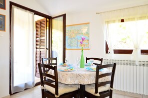 Elza | Essbereich im Zimmer