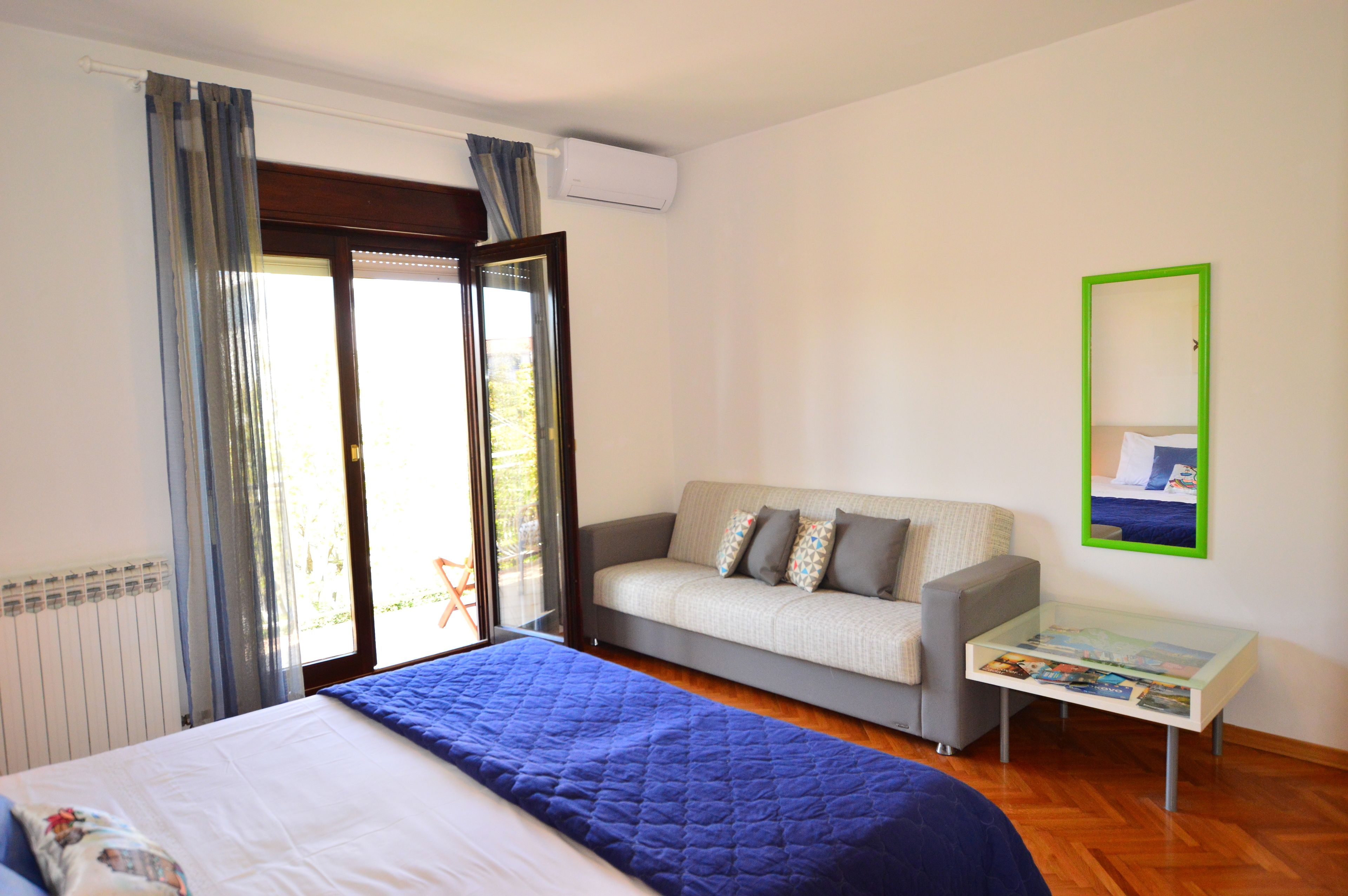 Pistacio | Schreibtisch, Verdunkelungsvorhänge, schallisolierte Zimmer