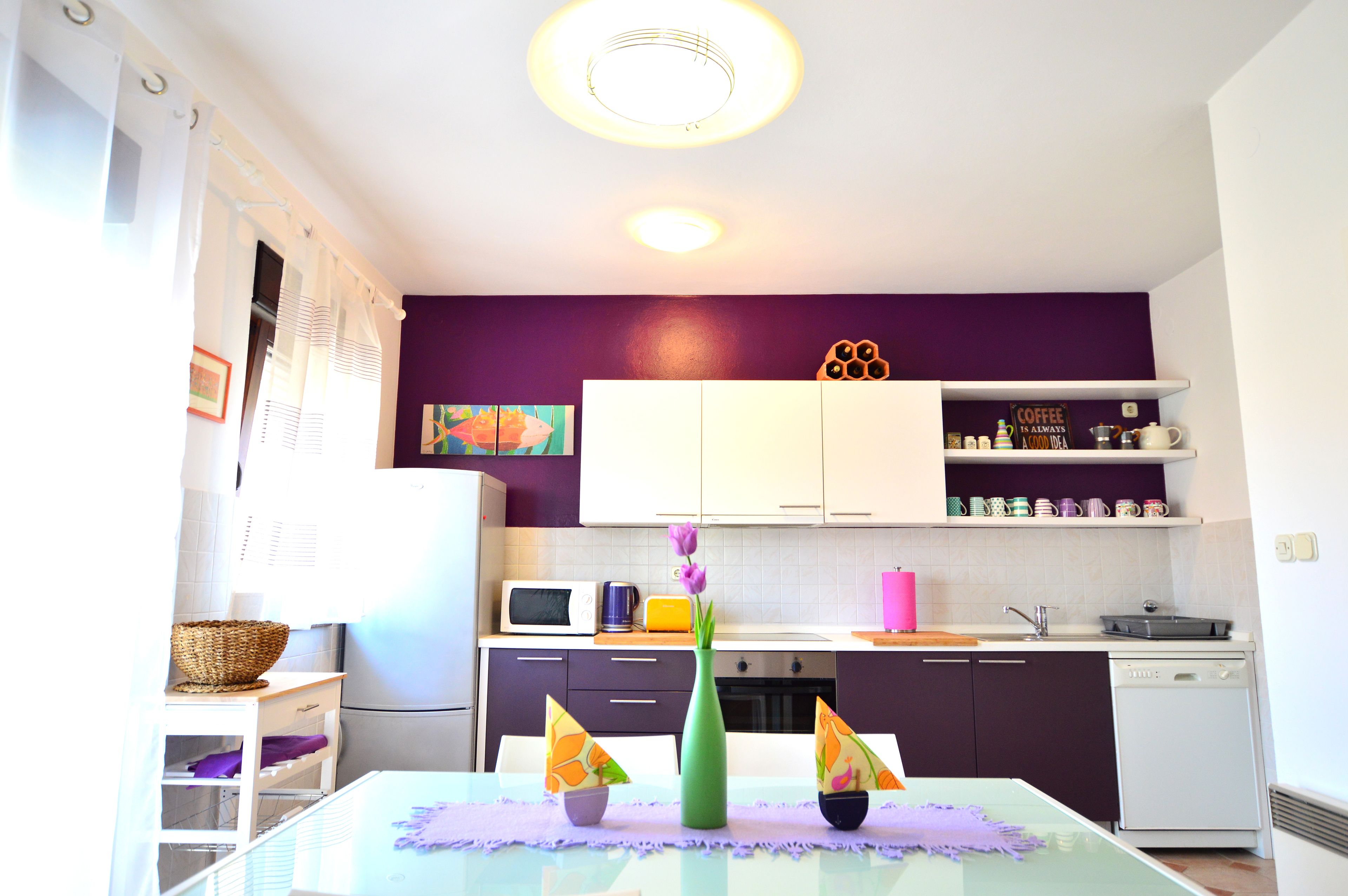 Balancana | Eigene Küche | Großer Kühlschrank, Mikrowelle, Ofen, Herdplatte