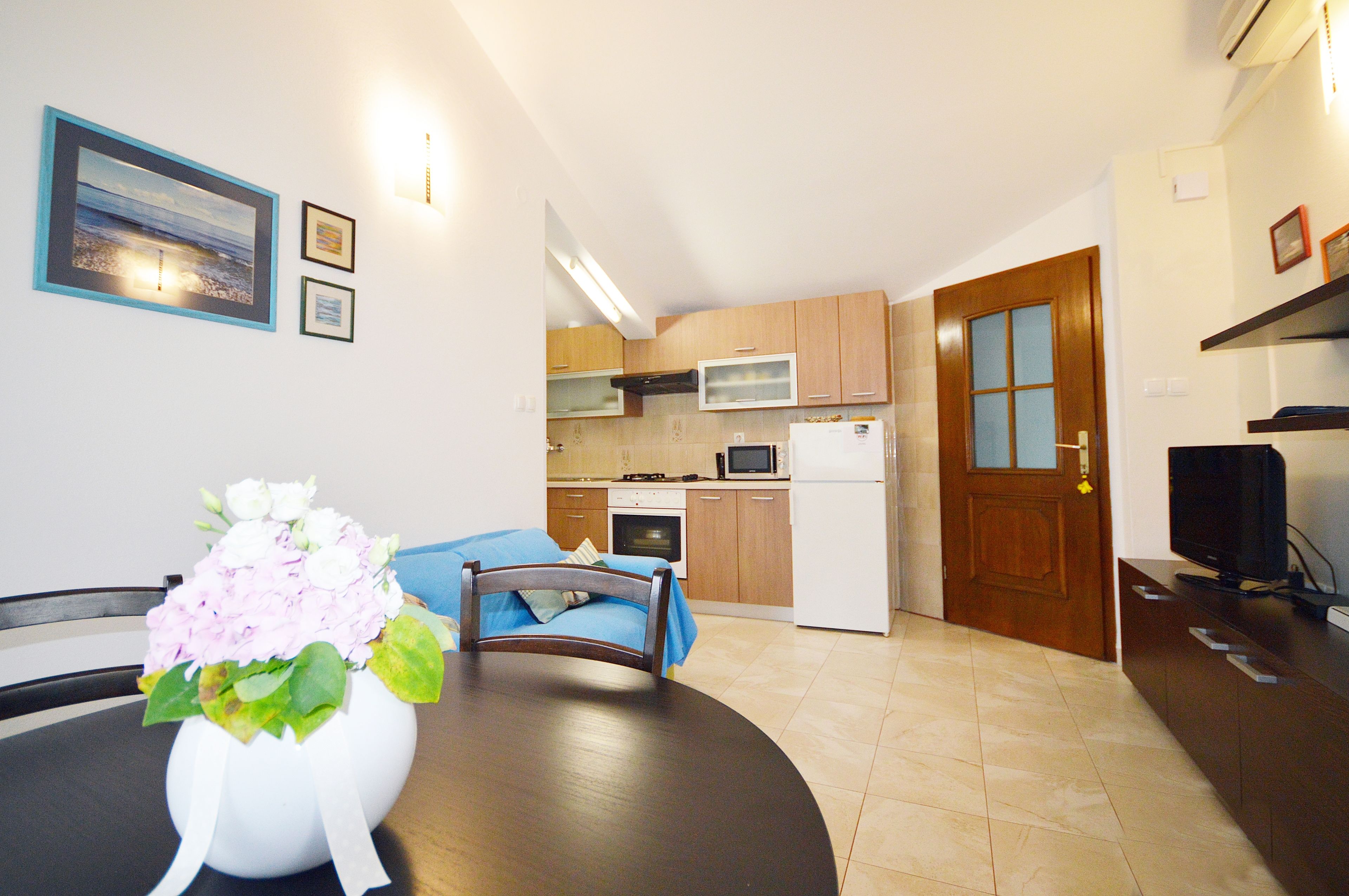 Elza  | Private kitchen | Full-size fridge, microwave, oven, stovetop