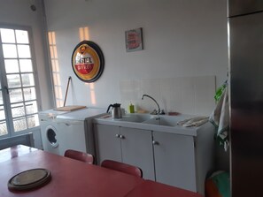 Fridge, microwave, oven, dishwasher - Gite 14 people overlooking pond for stay with family or friends (Velles)