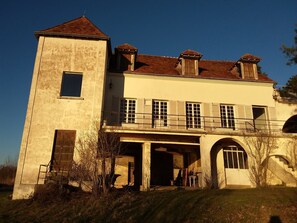 Exterior - Gite 14 people overlooking pond for stay with family or friends (Velles)