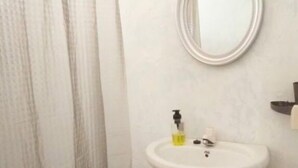 Classic Bungalow | Bathroom | Shower, towels, soap, toilet paper - Victorias Dream (Michamvi)