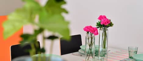 Appartamento Design, vista città | Pasti in camera