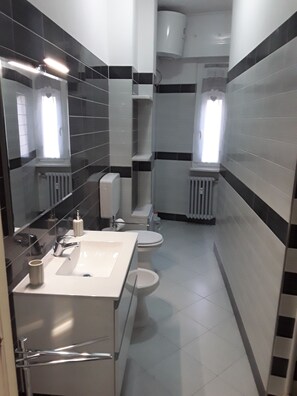 Sèche-cheveux, serviettes fournies, savon, shampoing