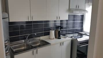 Frigorífico, horno, placa de cocina y cafetera o tetera