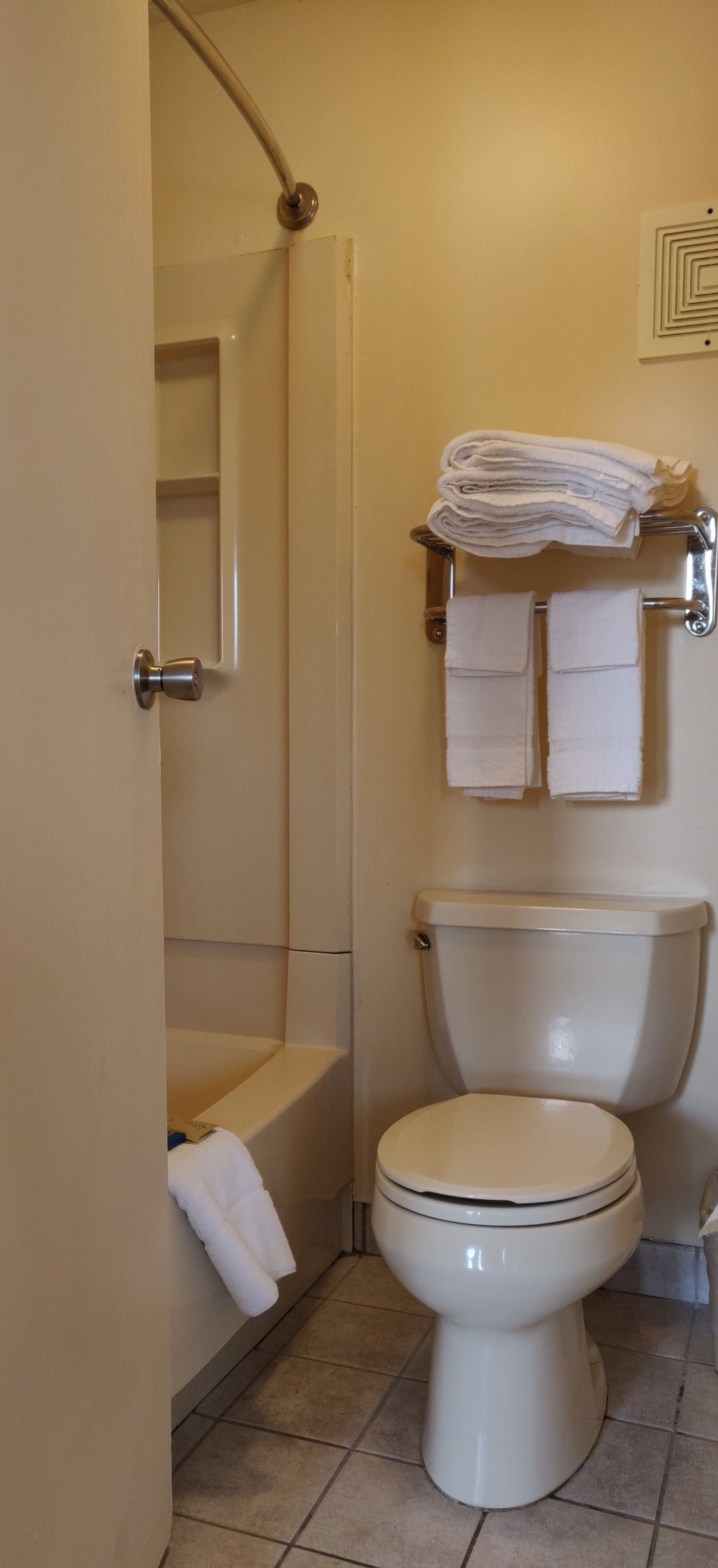Een bad/douchecombinatie, gratis toiletartikelen, handdoeken