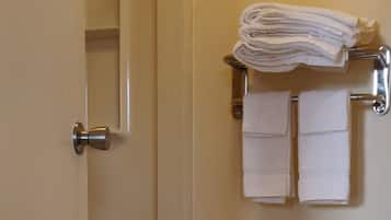Een bad/douchecombinatie, gratis toiletartikelen, handdoeken