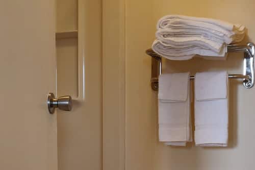 Combined shower/bathtub, free toiletries, towels