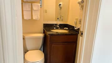 Combined shower/tub, free toiletries, towels