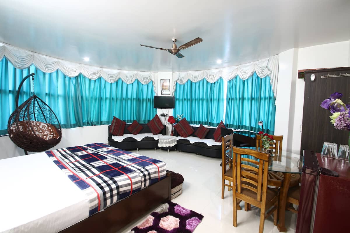 Deluxe Room | Desk, rollaway beds, free WiFi, bed sheets