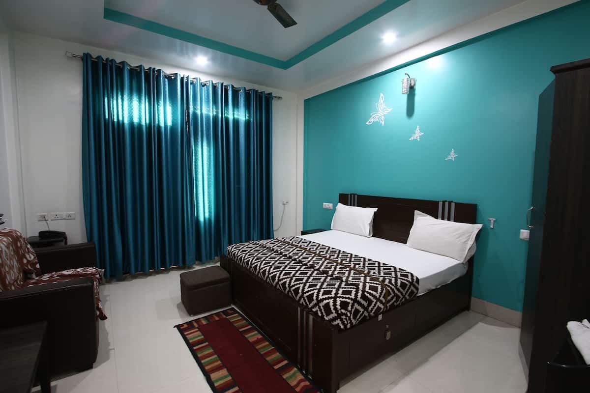 Executive Room | Desk, rollaway beds, free WiFi, bed sheets