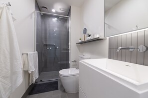 Een haardroger, handdoeken, toiletpapier
