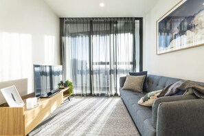 Flat-screen TV - City Center 2 bedroom Apartment /Perfect Viewing (Southbank)