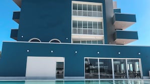 En modern byggnad med en pool framför.