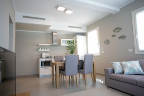 Standard Suite, City View | Living area