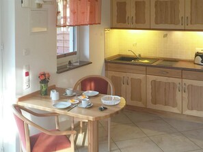 Dining - nice apartment for 2 people near the forest and the beach, terrace, wireless internet (Ostseebad Prerow)