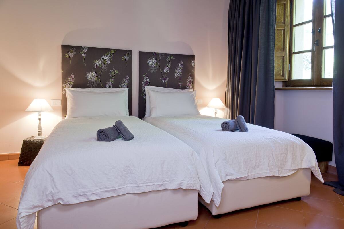 Habitación con 1 cama matrimonial o 2 individuales (Francesca) | Cunas gratuitas, camas extra, wifi gratis y ropa de cama