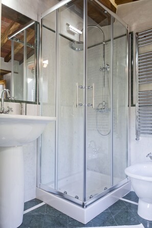 Suite (Carolina) | Baño | Amenidades de baño gratuitas, secadora de cabello, bidet, toallas