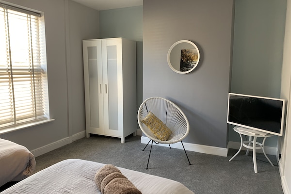 Habitación estándar con 2 camas individuales | Tabla de planchar con plancha y wifi gratis