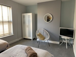 Quarto duplo standard | Ferros/tábuas de passar roupa, Wi-Fi de cortesia