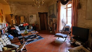 Una sala de estar acogedora con chimenea, televisor y estantería.