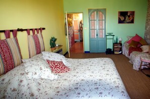 Room, Balcony (Rustique) | Free cribs/infant beds, rollaway beds, free WiFi, bed sheets - Les Chimeres (Puylaroque)