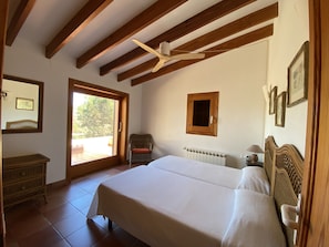 5 bedrooms, iron/ironing board, free WiFi, bed sheets