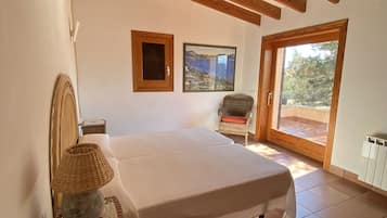 5 bedrooms, iron/ironing board, free WiFi, bed sheets