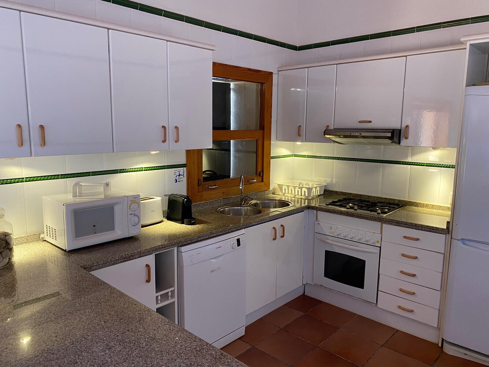 Kjøleskap, mikrobølgeovn, kaffetrakter/tekoker og vannkoker