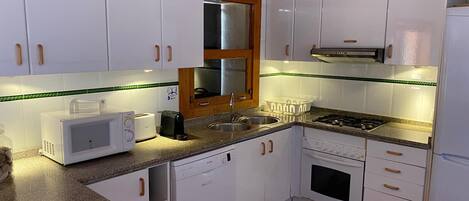 Réfrigérateur, micro-ondes, cafetiÚre/bouilloire, bouilloire électrique