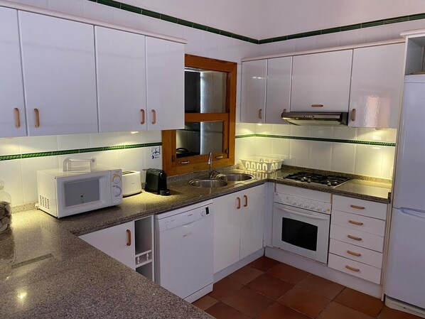 Een koelkast, een microgolfoven, een kookplaat