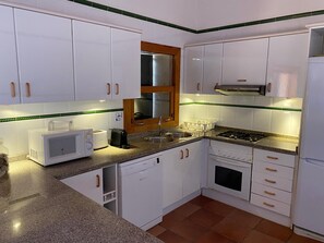 Refrigerador, microondas, placa de cocina, cafetera/tetera