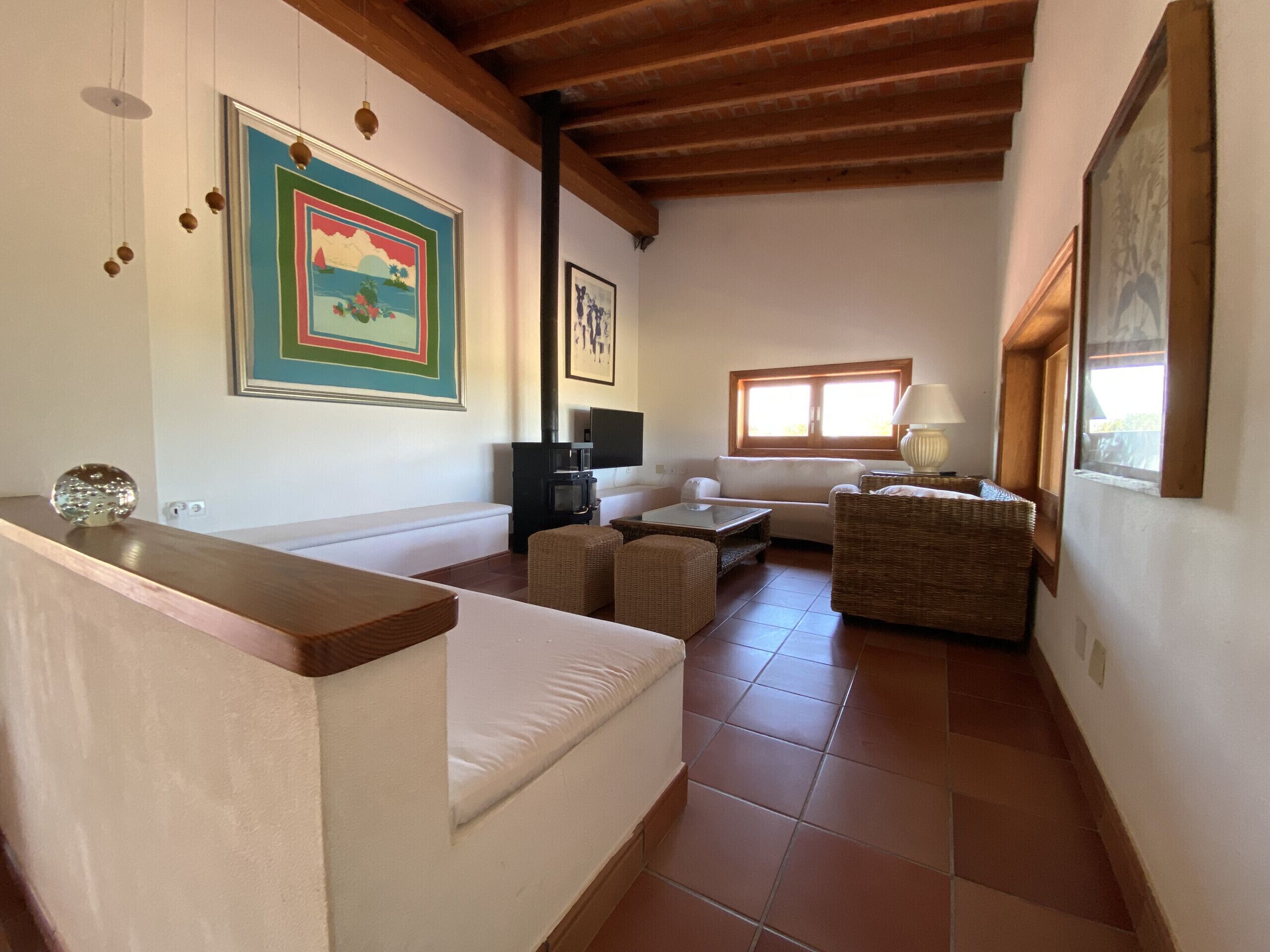 Una televisión, una chimenea