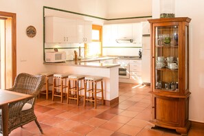 Réfrigérateur, micro-ondes, plaque de cuisson, cafetiÚre/bouilloire