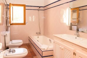 Bathtub, towels