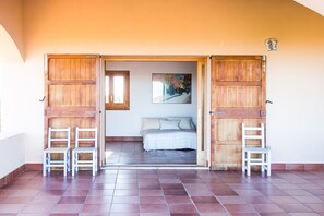 5 habitaciones, tabla de planchar con plancha y wifi gratis 