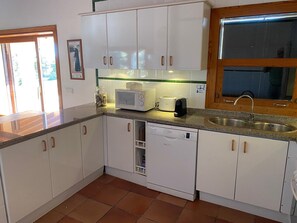 Refrigerador, microondas, cafetera y tetera y tetera eléctrica 