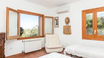 5 bedrooms, iron/ironing board, free WiFi, bed sheets