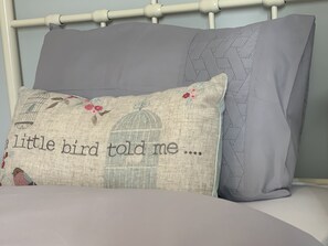 Iron/ironing board, free WiFi, bed sheets - Denim Dreams Apartment (Kettering)