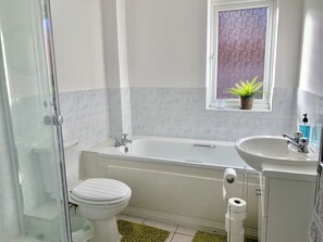 Apartment | Bathroom | Separate tub and shower, hair dryer, slippers, towels - Denim Dreams Apartment (Kettering)