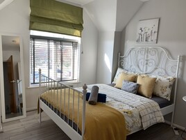 Tabla de planchar con plancha, wifi gratis y ropa de cama 