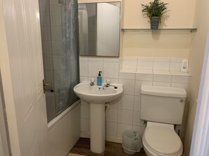 Maison, 3 chambres | Salle de bain | Ensemble baignoire-douche, séchoir à cheveux, pantoufles