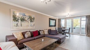 Room - Modern 3 Bedroom Flat in Battersea Square (London)