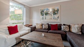 Living room - Modern 3 Bedroom Flat in Battersea Square (London)