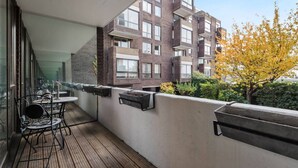 Balcony - Modern 3 Bedroom Flat in Battersea Square (London)